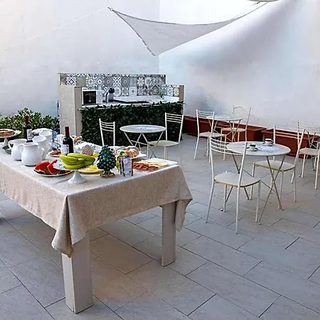 לינה וארוחת בוקר Largo Sicilia 3*